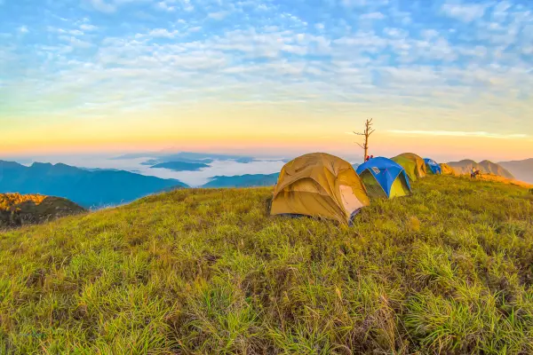 ຍ່າງປ່າ, ຕັ້ງແຄ້ມທີ່ພູຫຍ້າຄາ, ຊົມທະເລມອກ