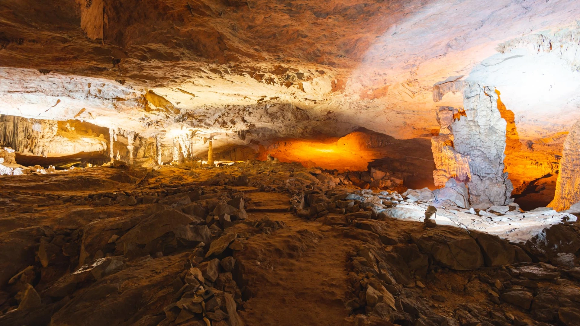 孔洛（KONGLOR）洞穴