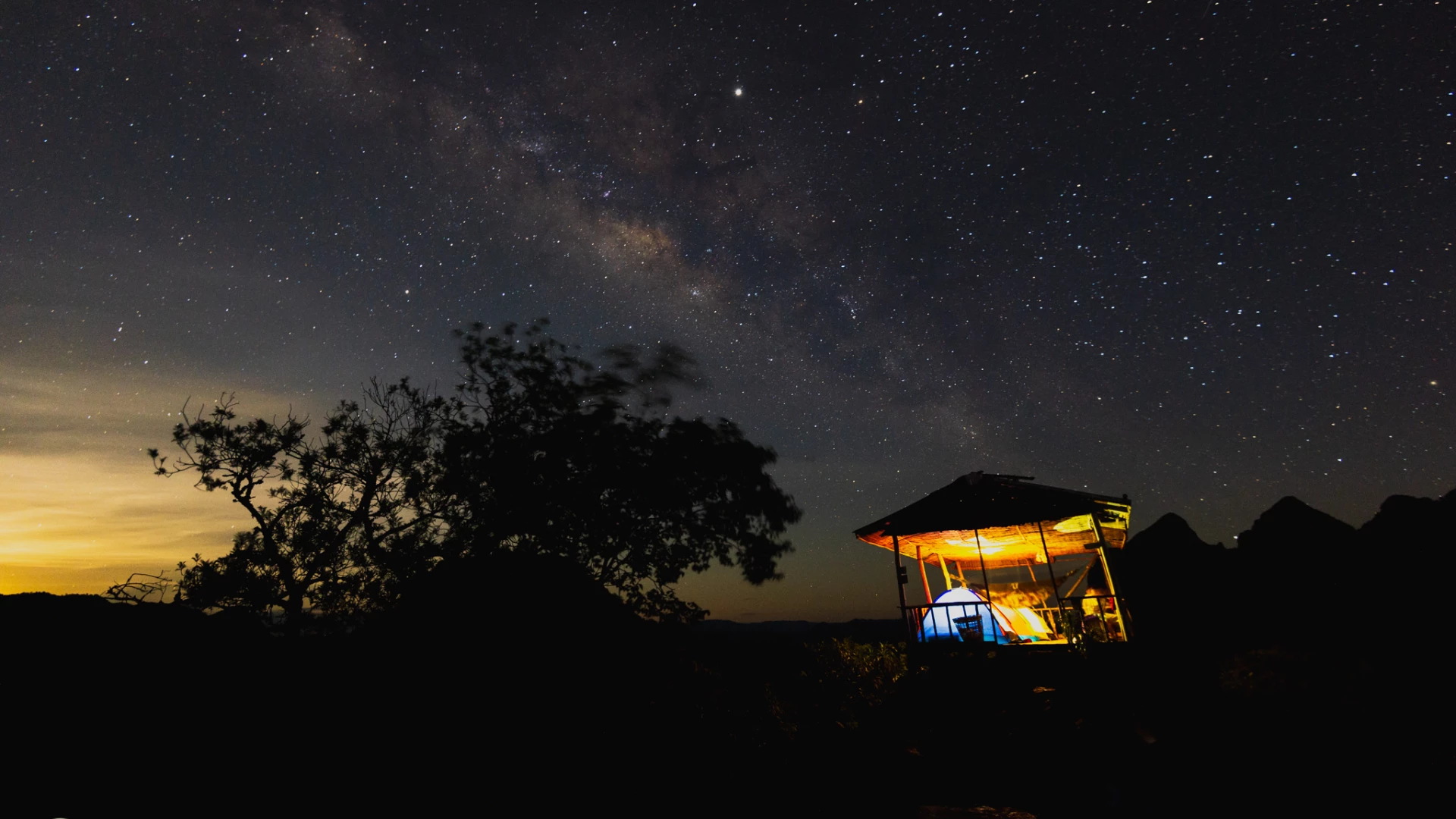 Pha Daeng Viewpoint at night with the milky way