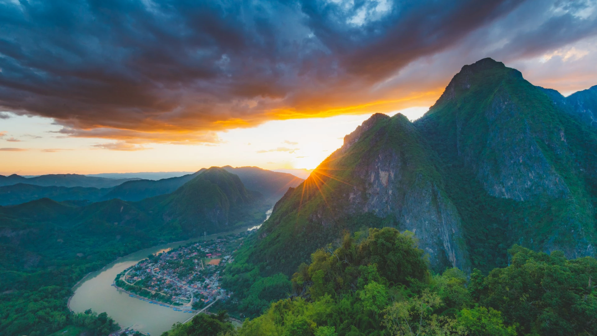 Pha Daeng Viewpoint at sunset time