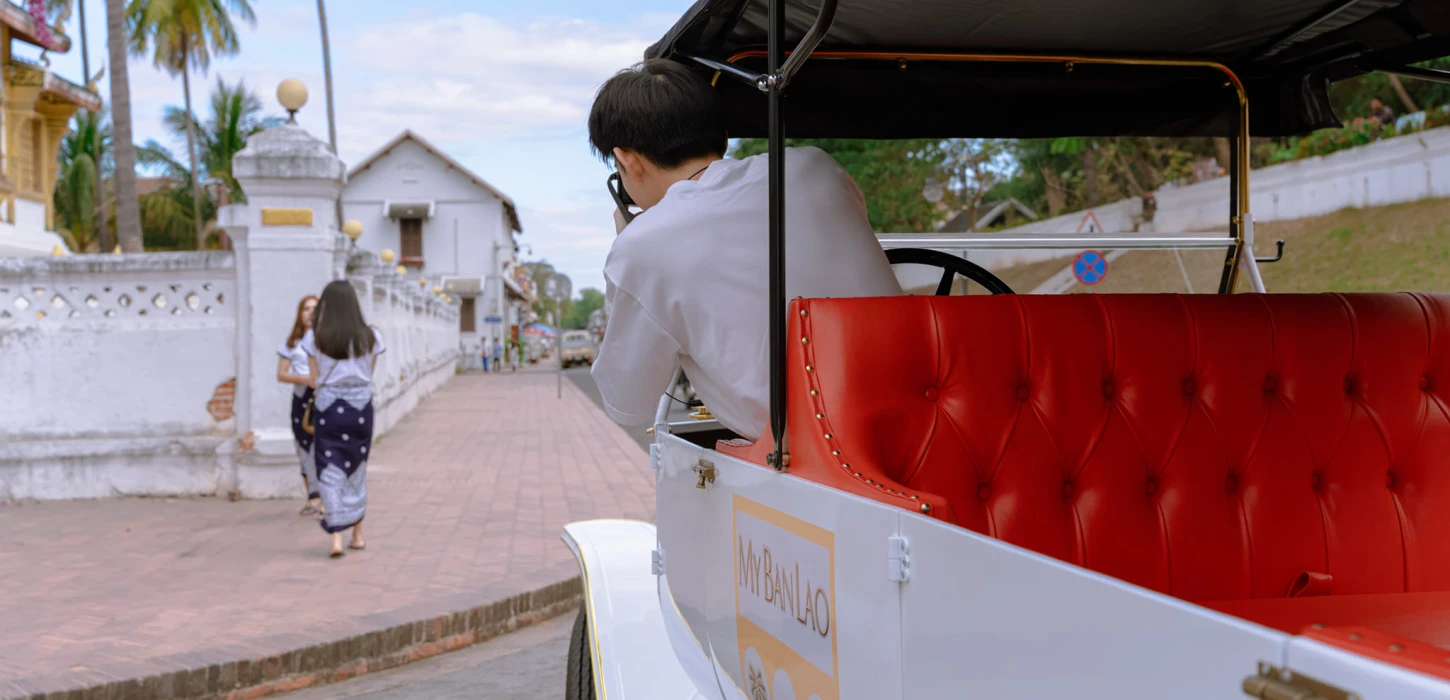 琅勃拉邦市电动复古车观光游。