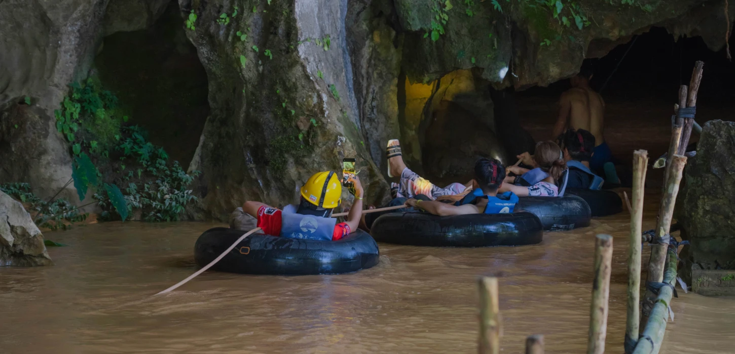 พายเรือคายัคและเที่ยวถ้ำ 2 แห่งครึ่งวันในวังเวียง