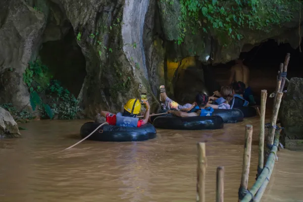 半日划船并参观万荣市的两个洞穴
