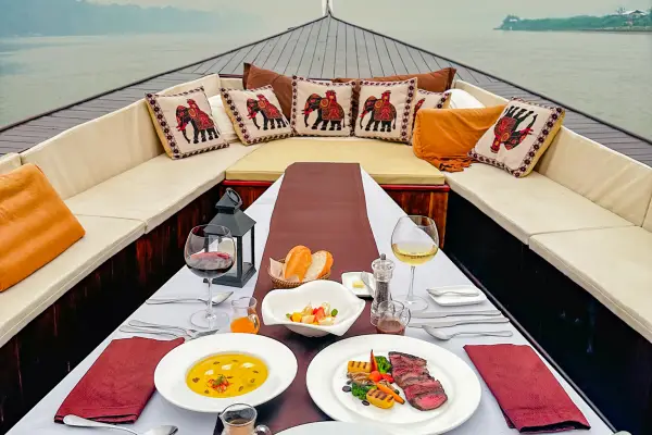 Photo From Facebook Page: ທ້ອງແຕກ" THONG TAEK "