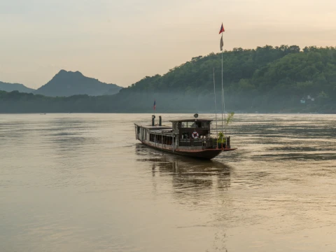 琅勃拉邦日落游船晚餐 琅勃拉邦日落游船晚餐