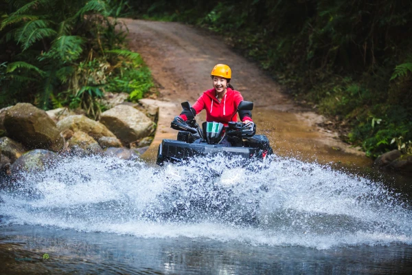 ขี่รถ ATV รอบบริเวณศูนย์บริการนักท่องเที่ยว ขี่รถ ATV รอบบริเวณศูนย์บริการนักท่องเที่ยว