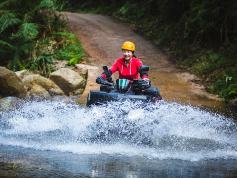 ขี่รถ ATV รอบบริเวณศูนย์บริการนักท่องเที่ยว ขี่รถ ATV รอบบริเวณศูนย์บริการนักท่องเที่ยว