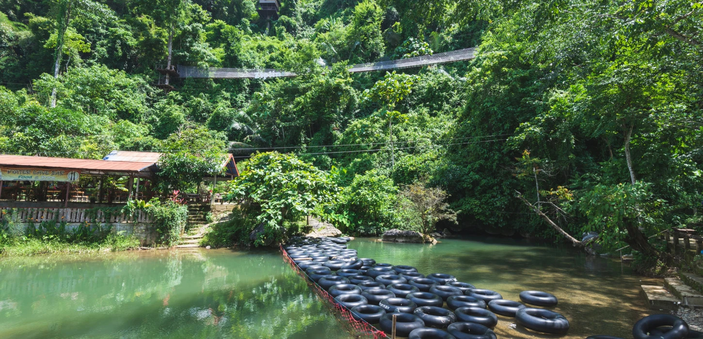 พายเรือคายัค เข้าถ้ำและล่องห่วงยางภายในถ้ำ 1 วัน