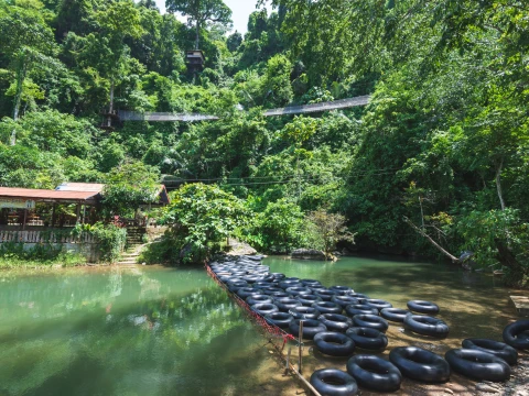 一天的皮划艇、洞穴探险和洞内漂流 一天的皮划艇、洞穴探险和洞内漂流