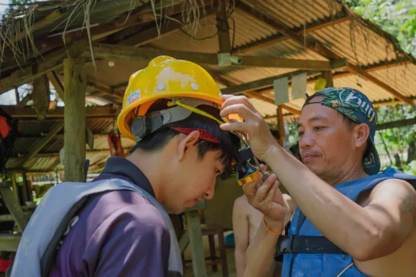 全天皮划艇 > 天使洞穴 > 在潭楼洞穴内橡皮艇 > 午餐 > 皮划艇 > 蓝色泻湖1