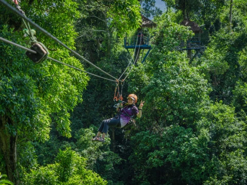 พายเรือคายัคและโหนสลิงในวังเวียงครึ่งวัน พายเรือคายัคและโหนสลิงในวังเวียงครึ่งวัน