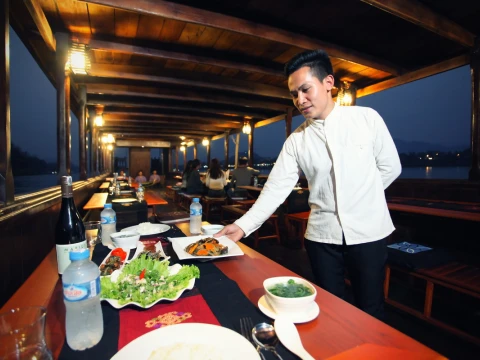 รับประทานอาหารเย็นบนเรือ รับประทานอาหารเย็นบนเรือ