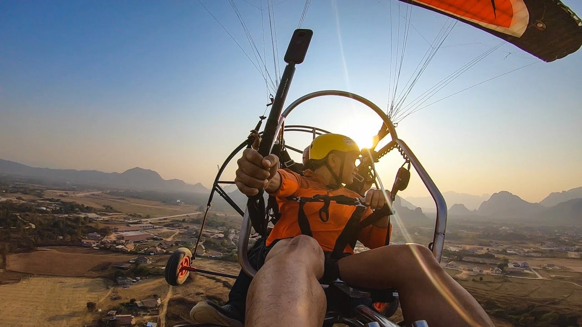 中国夕阳下的帕拉滑翔伞飞越万荣。